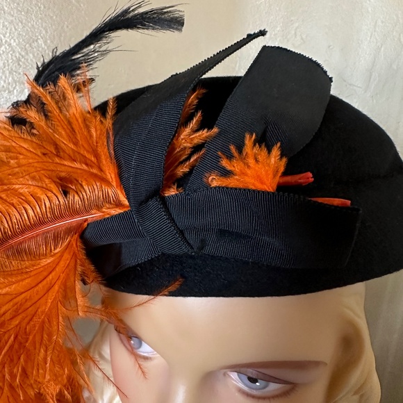 AMAZING 1940s\' BLACK FELT BERET WITH BLACK & ORANGE LONG OSTRICH FEATHERS main image 10